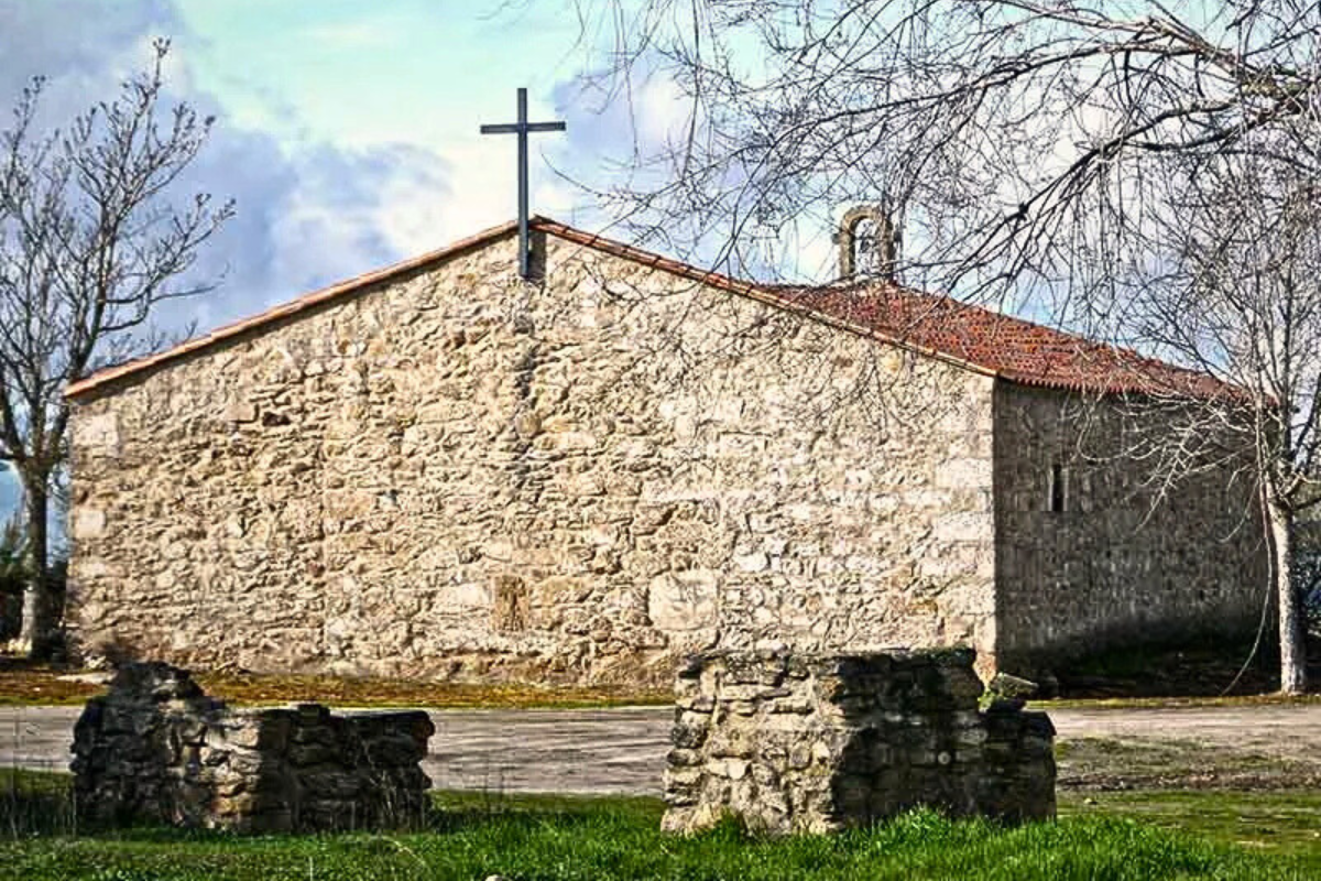 Descubre la Ermita de Santa Cruz en Fermoselle: historia, senderismo y miradores únicos